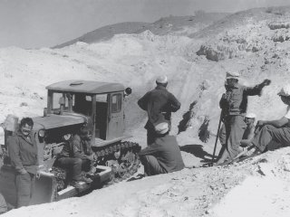 Раскопки Южно-Гобийского отряда Совместной Советско-Монгольской палеонтологической экспедиции в Улан-Баторе, фото из архива СРМПЭ, 1970-е гг.
