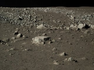 Камни на поверхности Луны, снятые камерой лунохода «Юйту»