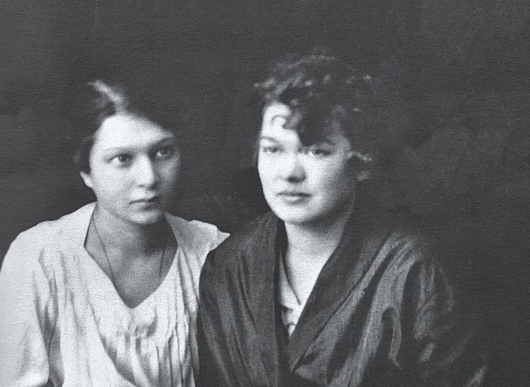Маргарита Рудомино (справа) и ее подруга, 1920 г.
