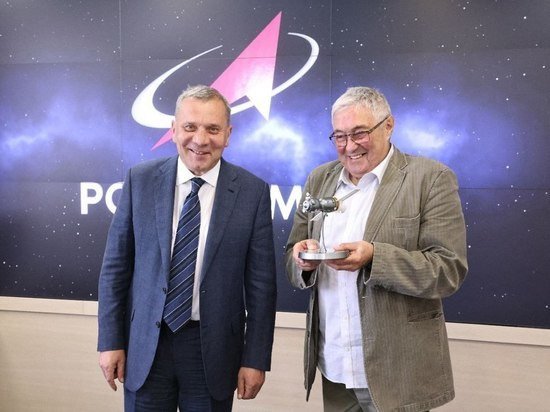 Глава Роскосмоса Юрий Борисов вручил Льву Зеленому подарок – макет космического корабля «Союз-МС»
