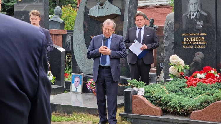 Президент РАН Г.Я. Красников произносит речь перед памятником В.Е. Фортову