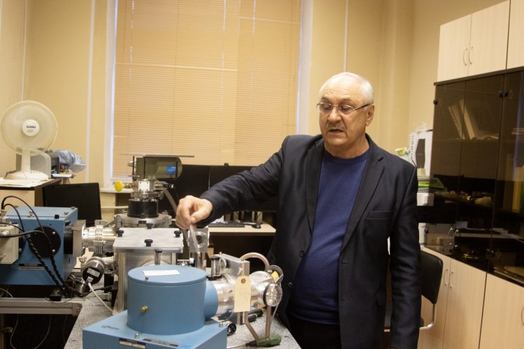 Анатолий Зацепин в лаборатории показывает оборудование, на котором в том числе проводятся исследования. Фото: пресс-служба УрФУ