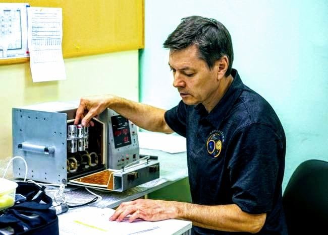 Космонавт Олег Кононенко работает с «Инкубатором-3» в ходе предполетной подготовки