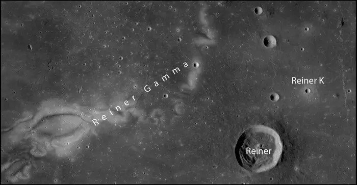 Метровые скалы, обнаруженные в ходе работы, расположены недалеко от кратера Райнер К в регионе "Райнер Гамма", который имеет магнитную аномалию.