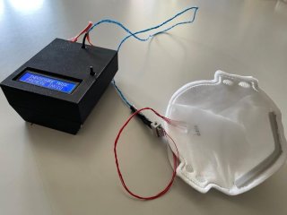 Между слоями ткани этой маски для лица встроен специальный газовый датчик, который может помочь диагностировать хроническое заболевание. Фото: аdapted from ACS Sensors 2025, DOI: 10.1021/acssensors.4c03227 / Sergio Bernardini and Annalisa Noce