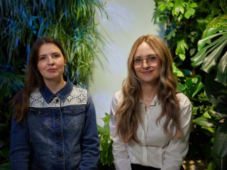 Корреспондент «Научной России» Янина Хужина и физик Юлияна Цветинович. Фото: Елена Либрик / «Научная Россия»