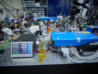 На фотонах и нейтральных атомах: журналистам показали квантовые вычислители МГУ. Фото: Елена Либрик / «Научная Россия»