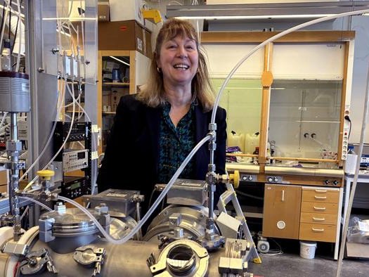«Это соединение — аналог бозона Хиггса в химии окисления», — говорит Барбара Нозьер, на фото с которой изображен спектрометр, с помощью которого она впервые наблюдала тетраоксиды. Фото: David Callahan/KTH