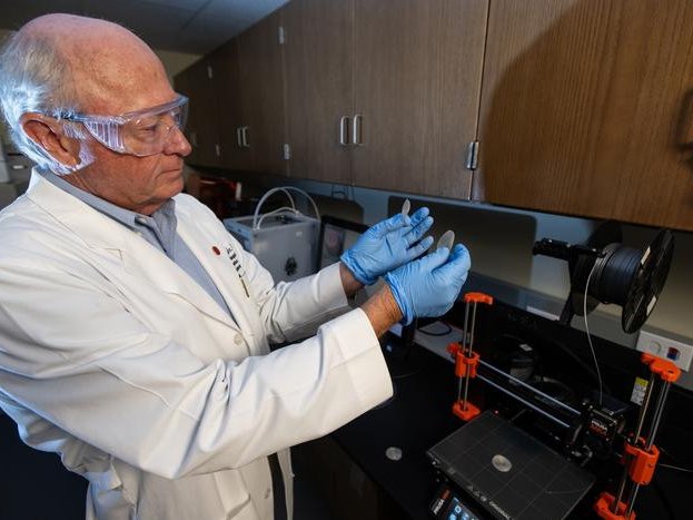 Майкл Репка, выдающийся профессор в области фармацевтики и доставки лекарств, работает с медицинским устройством, напечатанным на 3D-принтере, в своей лаборатории в Шумейкер-Холле. Фото: Thomas Graning/Ole Miss Digital Imaging Services