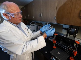 Майкл Репка, выдающийся профессор в области фармацевтики и доставки лекарств, работает с медицинским устройством, напечатанным на 3D-принтере, в своей лаборатории в Шумейкер-Холле. Фото: Thomas Graning/Ole Miss Digital Imaging Services