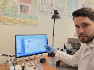 Один из разработчиков сенсора, научный сотрудник ИФП СО РАН Артем Иванов_фото Ирины Антоновой