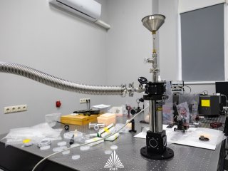 Заливной криостат для проведения низкотемпературных фотолюминесцентных измерений образцов, работающий на жидком азоте (при температуре -196 °С). Фото: Никита Севастьянов / Центр общественных коммуникаций ЮФУ