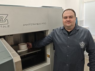 Доцент кафедры химии и технологии переработки пластмасс и полимерных композитов Института тонких химических технологий им. М.В. Ломоносова РТУ МИРЭА кандидат технических наук Александр Алексеевич Пыхтин. Фото: пресс-служба РТУ МИРЭА