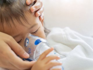 Курение отцов может вызывать астму у детей