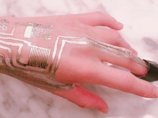 Китайские ученые напечатали электронные сенсоры прямо на коже человека