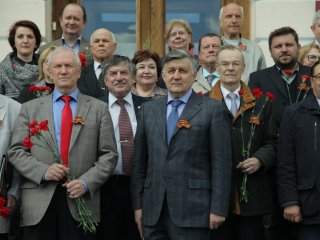 Возложение цветов ветеранами РАН