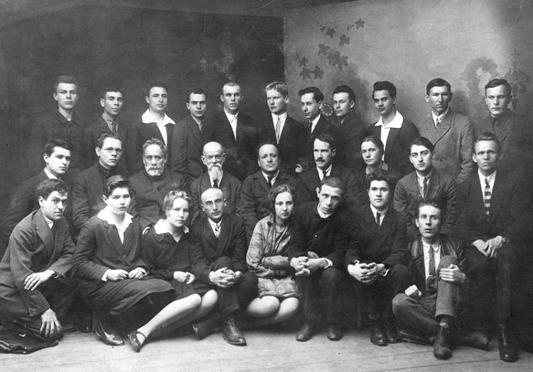 М.В. Келдыш с группой выпускников МГУ (в верхнем ряду 3-ий справа). 1931 г. Источник фото: РАН