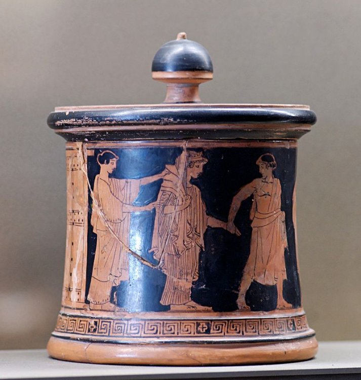 Круглая шкатулка для хранения косметики, 470-460 гг. до н.э. Аттика. На сосуде изображен брак Фетиды и Пелея.