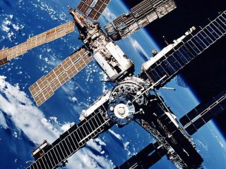 Станция "Мир" в космосе / Источник фото: РЕН ТВ