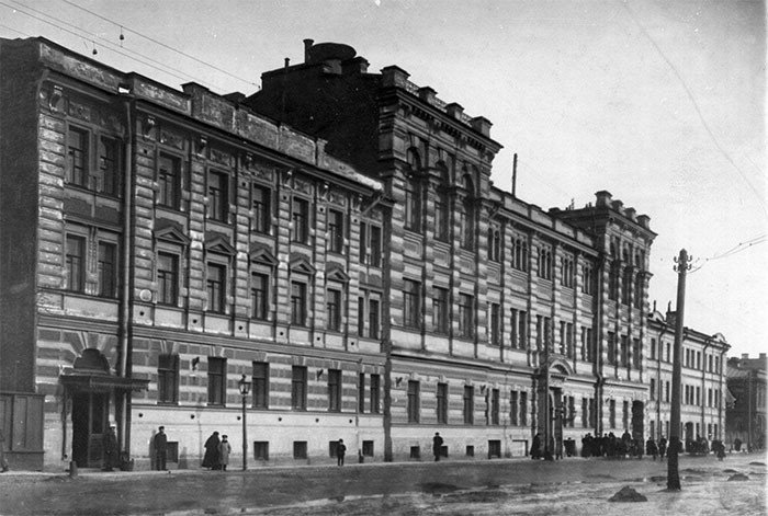 Главный фасад здания на Васильевском острове, 10 линия. Высшие женские (Бестужевские) курсы.