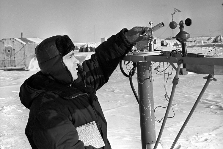 Метеоролог-актинометрист дрейфующей станции «Северный полюс-12» Николай Степанович Макаров записывает показания приборов 