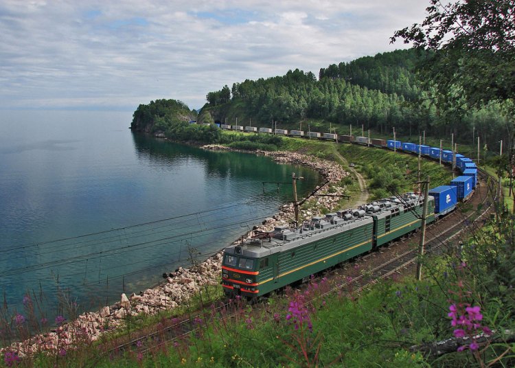Поезд у побережья Байкала. Фото: Sorovas / Википедия 