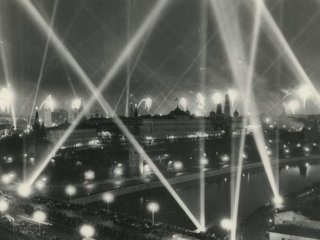 Источник изображения: Салют Победы, 9 мая 1945 г., Васин Сергей Иванович / МАММ / МДФ