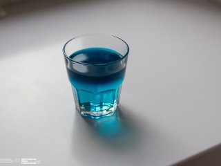 Краситель бриллиантовый зеленый, растворенный в воде. Фото Дианы Хомяковой
