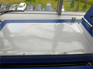 Новая протонообменная мембрана для водородных топливных элементов на стенде отлива мембран. Фото лаборатории технологий ионообменных мембран МФТИ / предоставлено Центром научной коммуникации МФТИ