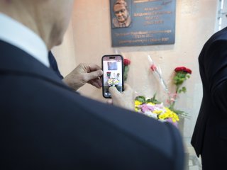 Академику Фортову — 80 лет! В ОИВТ РАН открылась мемориальная доска в память о великом ученом. Фото: Ольга Мерзлякова / Научная Россия