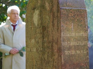 Сотрудники МГУ вернули на историческое место надгробный памятник выдающемуся библиографу. Фото: Никита Ланской / Научная Россия