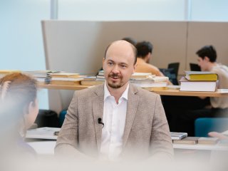 Натрий-ионные аккумуляторы: зарождение отрасли. Интервью с замдиректора Центра энергетических технологий Сколтеха Станиславом Федотовым. Фото: Ольга Мерзлякова / «Научная Россия»