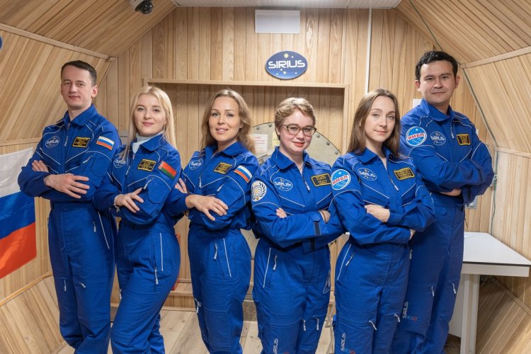 Команда участников изоляционного эксперимента SIRIUS-23 (слева направо): Юрий Чеботарев, командир экипажа; Ольга Мастицкая (Республика Беларусь), исследователь; Ксения Шишенина, исследователь; Ксения Орлова, врач экипажа; Анжелика Парфенова, бортинженер; Рустам Зарипов, исследователь. Фото: Олег Волошин / ИМБП РАН