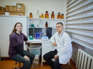 Корреспондент портала «Научная Россия» Янина Хужина и директор НИИ экспериментальной онкологии и канцерогенеза НМИЦ онкологии им. Н.Н. Блохина Вадим Покровский. Фото: Елена Либрик / «Научная Россия»