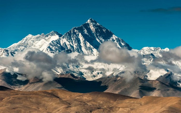 Высочайшая вершина Земли (8848 м) над уровнем моря