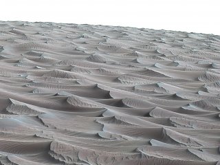 Curiosity снял песчаные дюны на Марсе вблизи