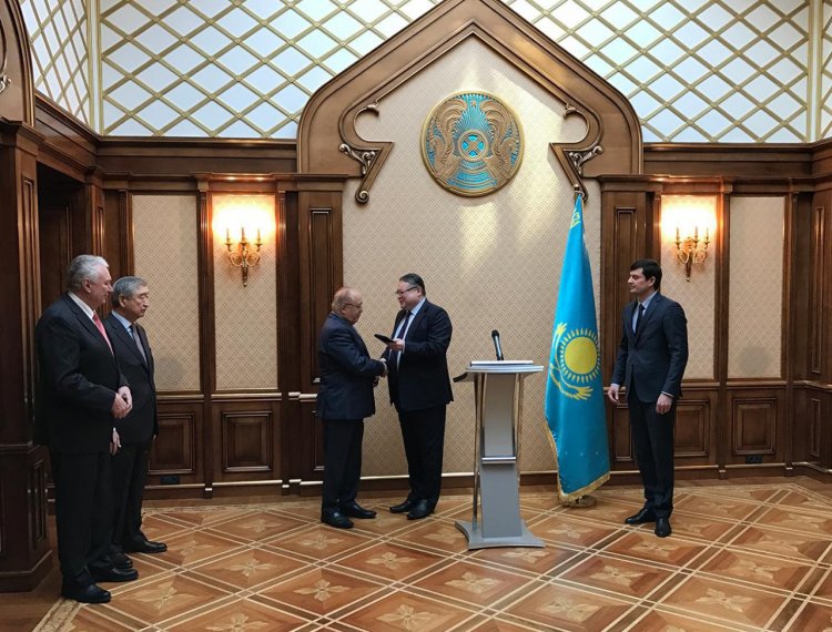Виктор Садовничий награжден медалью «25 лет Независимости Республики Казахстан»