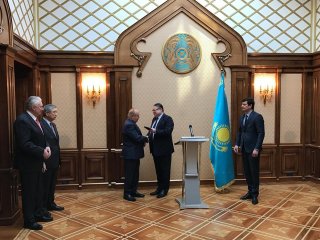 Виктор Садовничий награжден медалью «25 лет Независимости Республики Казахстан»
