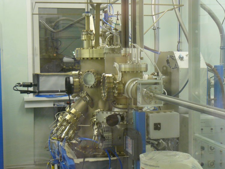 Установка молекулярно-лучевой эпитаксии. Фото предоставлено Владимиром Зиновьевым