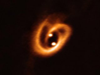 Получено фото молодой звездной системы в форме «кренделя»