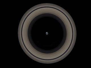 Прорехи в кольцах Сатурна объясняются его лунами и гравитацией