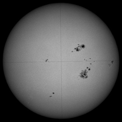 Фотосфера Солнца 30 октября 2003 г. Крупные группы солнечных пятен, которые видны в обоих полушариях, стали источником серии солнечных вспышек, за которыми последовали корональные выбросы массы. В результате пострадал ряд технических систем по всему миру. Источник: Обсерватория Канцельхоэ, Австрия