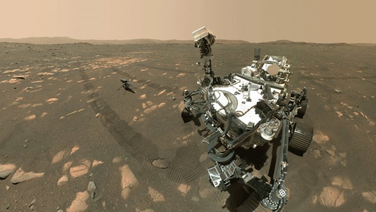Селфи «Perseverance» с «Ingenuity» в кратере Езеро на Марсе 7 апреля 2021 года