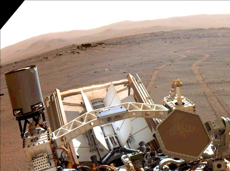 Марсоход NASA Perseverance оглядывается на свои следы, которые он оставил днем ранее. 18 марта, 2022 г. Источник: NASA