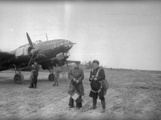 Фотограф Евгений Халдей примеряет парашют перед вылетом на съемку на торпедоносце ДБ-3 (в дальнейшем ИЛ-4Т) Евгений Халдей Источник: МАММ / МДФ