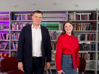 Биолог Дмитрий Жданов и корреспондент портала «Научная Россия» Янина Хужина. Фото: Ольга Мерзлякова / «Научная Россия»