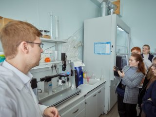 ИИ в химии, новые материалы и «переключаемые» молекулы. Студенческий тур в ИОНХ РАН. Фото: Елена Либрик / «Научная Россия»