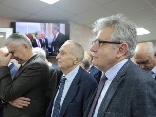 Академику Фортову — 80 лет! В ОИВТ РАН открылась мемориальная доска в память о великом ученом. Фото: Ольга Мерзлякова / Научная Россия