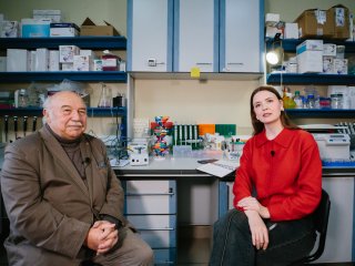 Член-корреспондент РАН Сергей Разин и корреспондент «Научной России» Янина Хужина. Фото: Ольга Мерзлякова / «Научная Россия»