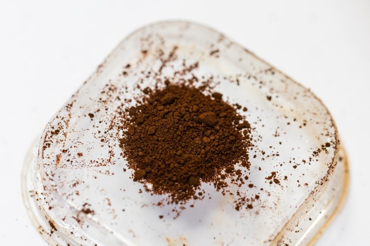 Образцы наночастиц. Фото: Родион Нарудинов / пресс-служба УрФУ